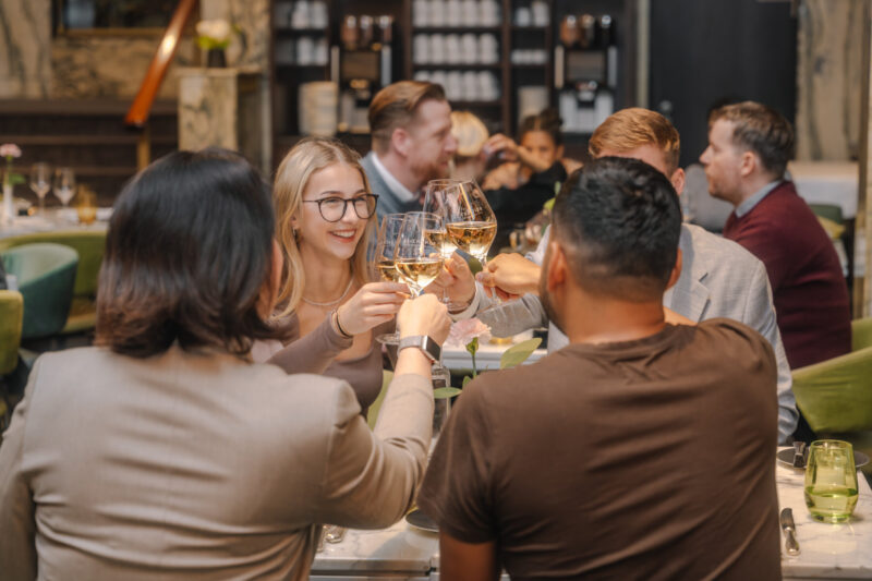 Guests celebrating in Stadt Restaurant