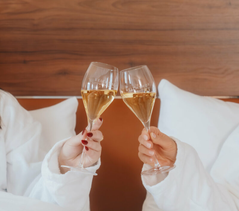 Personen stoßen mit Sektgläsern an / People clinking champagne glases