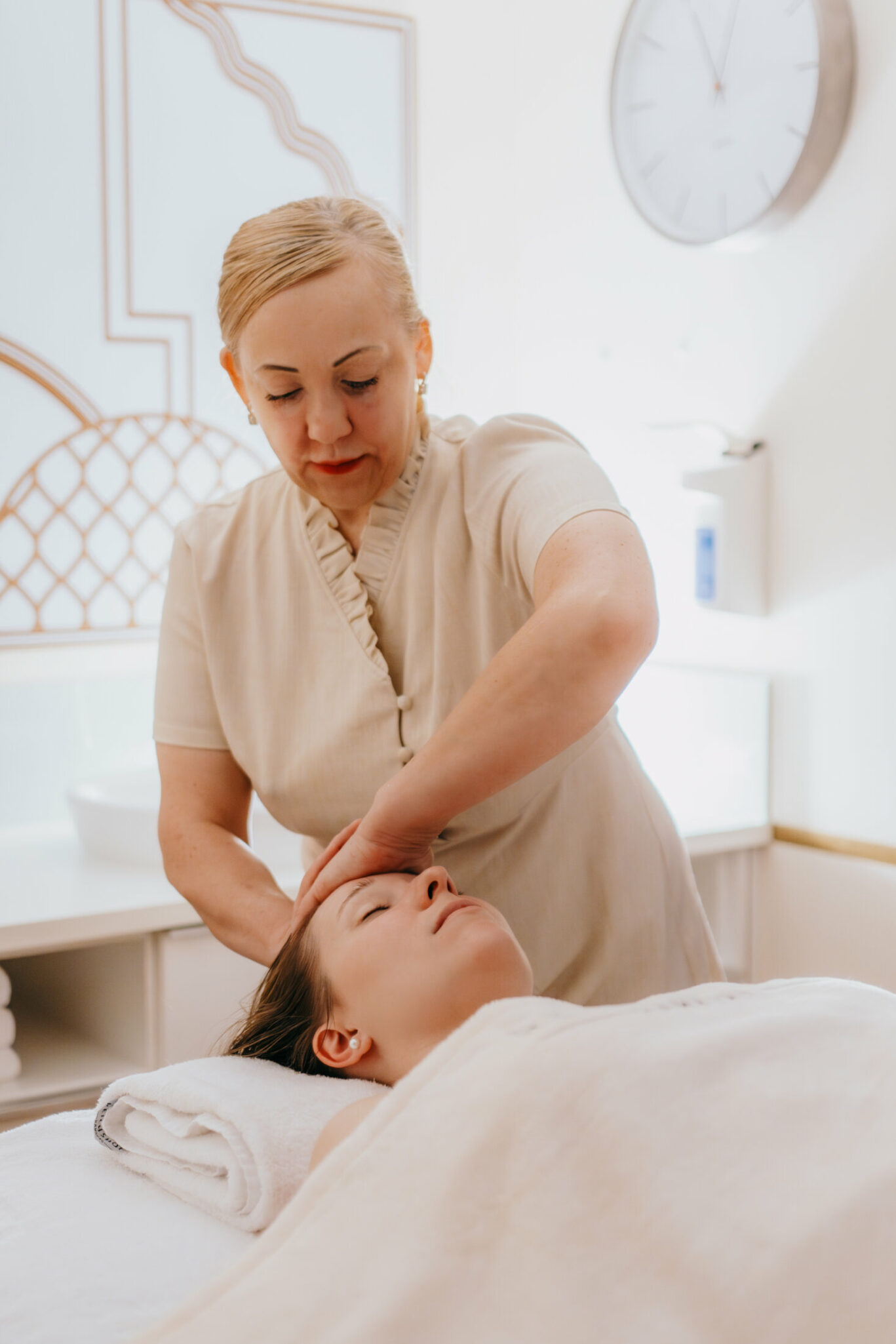Woman receiving a massage / Frau bekommt Massage