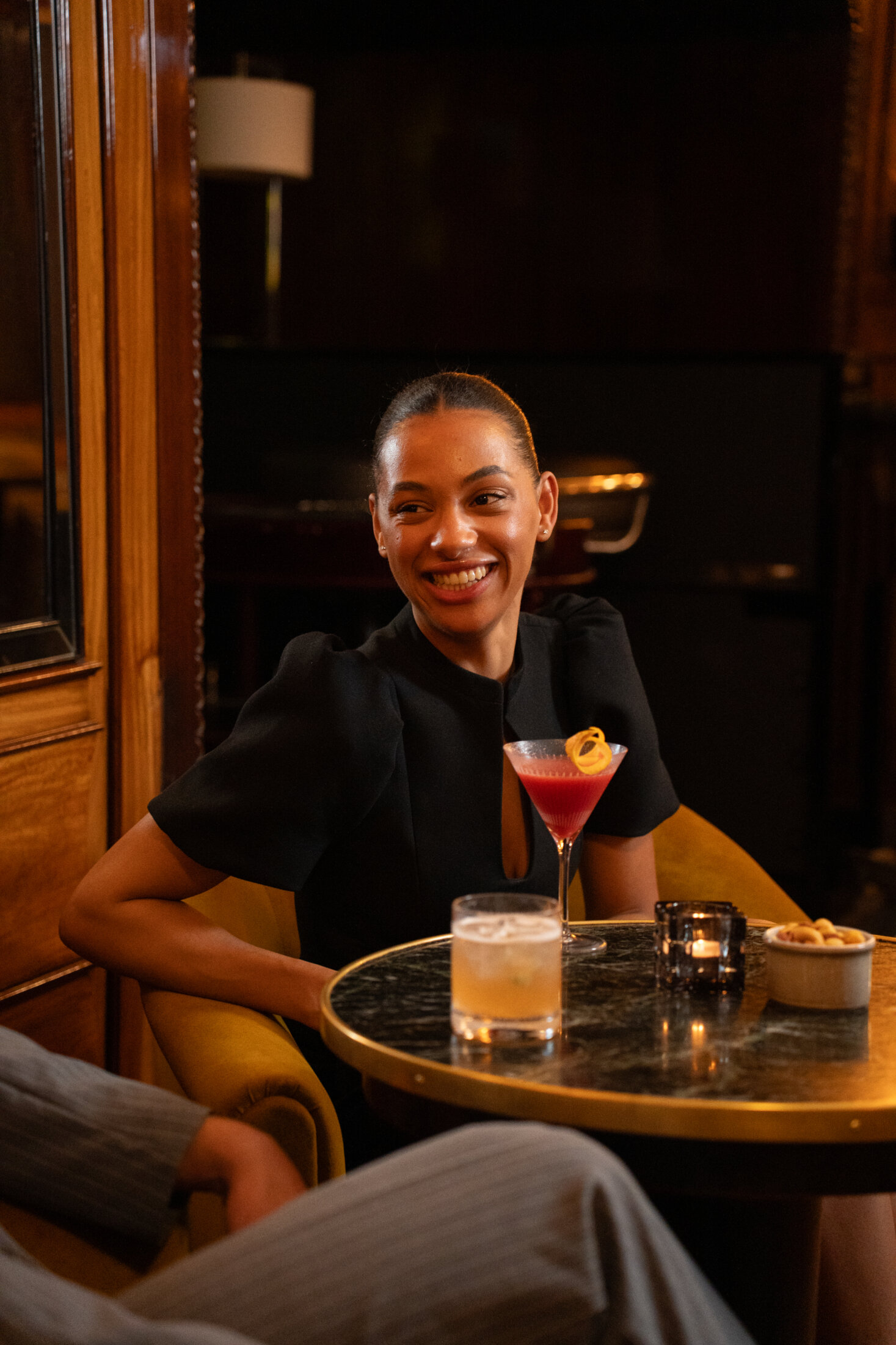 Frau genießt einen Cocktail in der Bar 1910