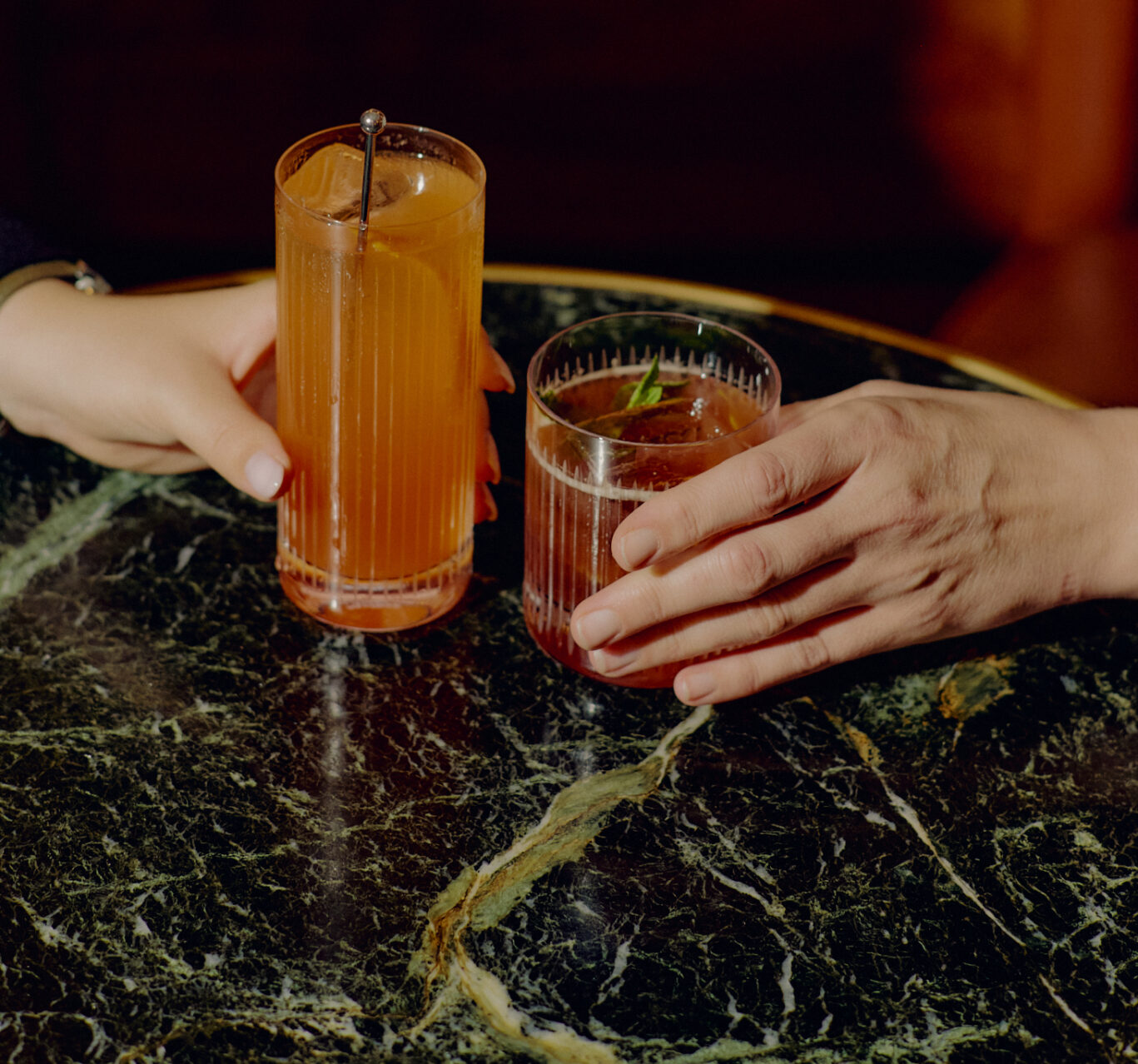 Nahaufnahme Hände mit Cocktails in der Bar 1910